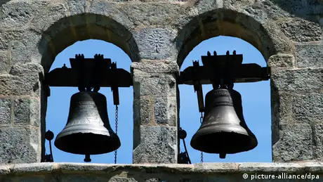 Zwei Kirchenglocken nebeneinander im Glockenturm
Foto: dpa 