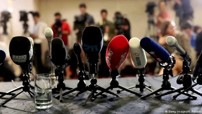 Japan Beppu | Mikrofone stehen bereit für Pressekonferenz