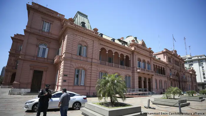 Casa Rosada, Office of the President of Argentina in Buenos Aires: In his research, media scholar Erich de la Fuente describes how the Argentinian government has put economic pressure on media houses. 