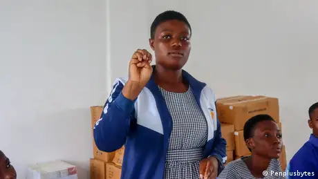 Eine Schülerin im MIL-Workshop für gehörlose und hörbehinderte junge Menschen in Ghana zeigt eine Gebärde in die Kamera