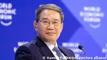 图为中国国务院总理李强在达沃斯论坛上，他当时表示，中国经济仍将为世界提供强劲动力