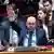 Der russische UN-Botschafter Wassili Nebensja hebt einen Arm zur Abstimmung
